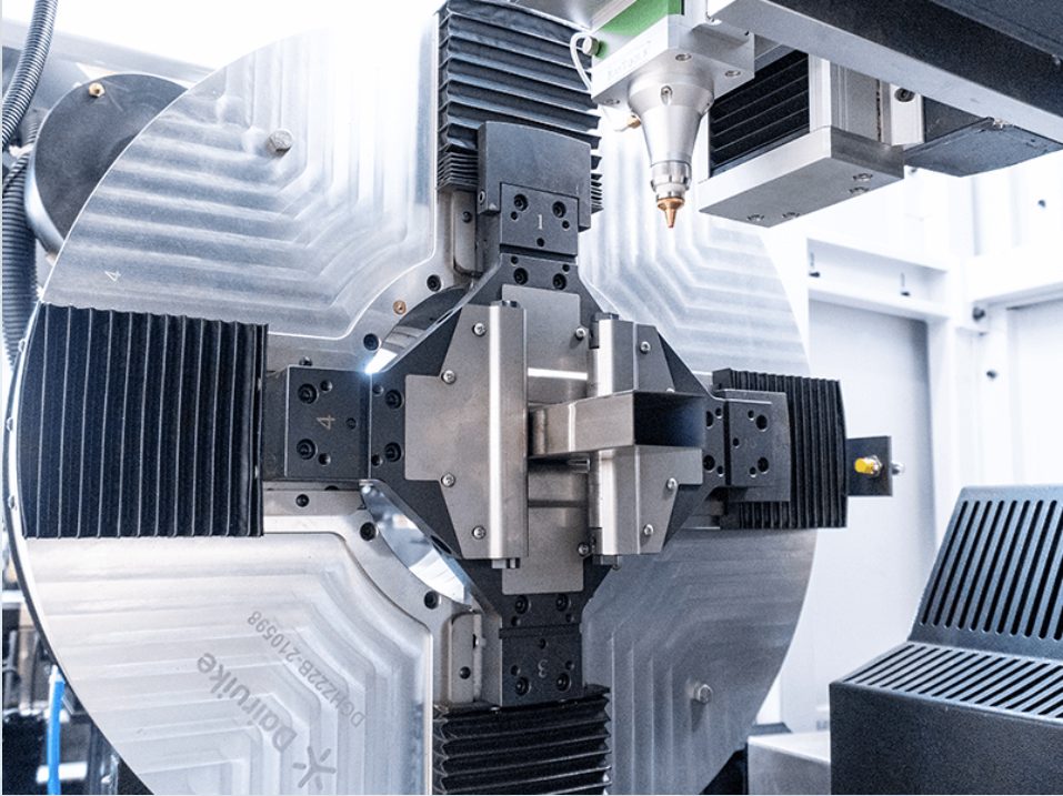 Fiber laser cutting machine with cut sample parts