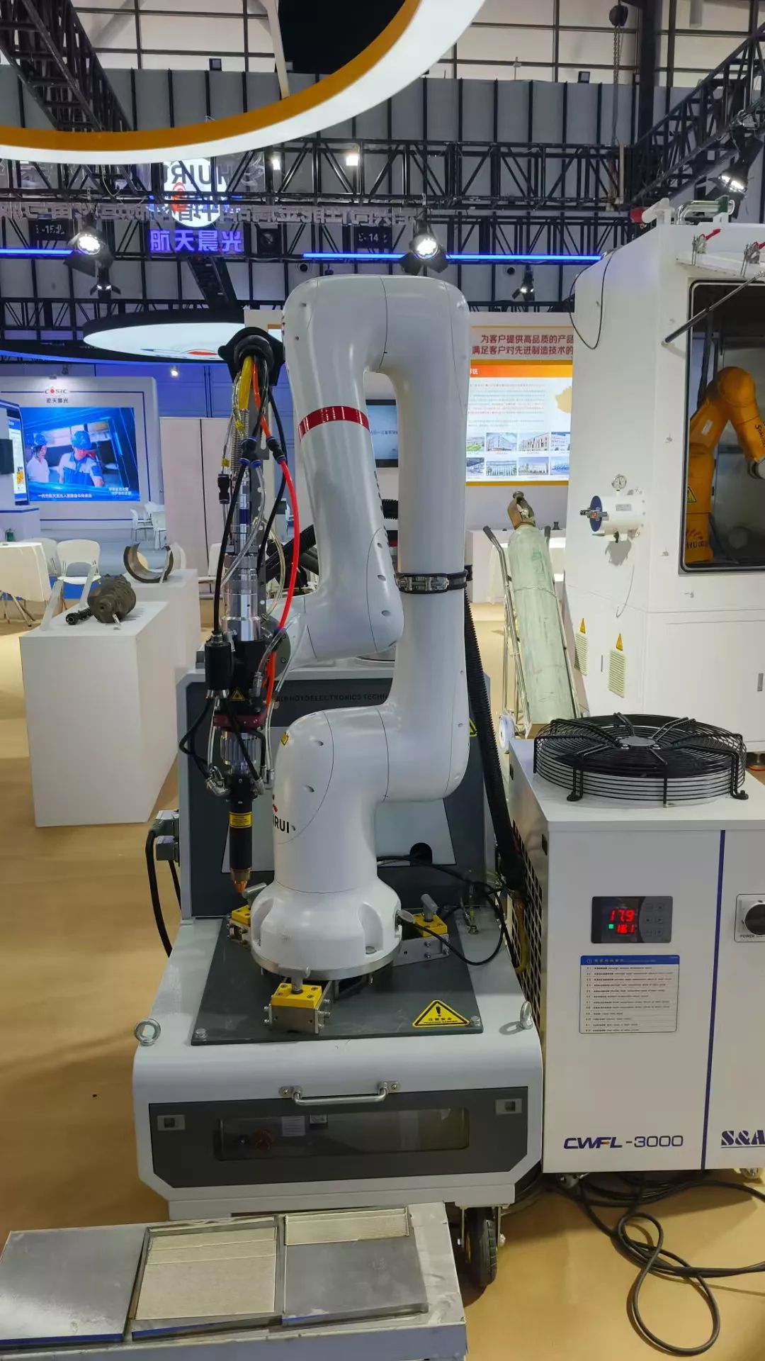 Mobile robotic laser cladding machine with 6-axis robot arm, cladding head and water chiller