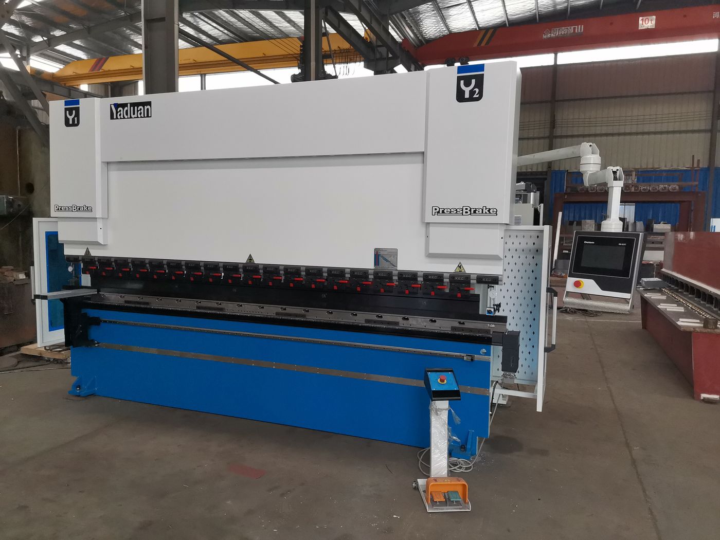 Yaduan hybrid press brake with Delem DA66T control panel on the factory floor