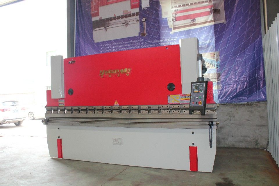 Yaduan hydraulic plate press brake with wide bed in the workshop