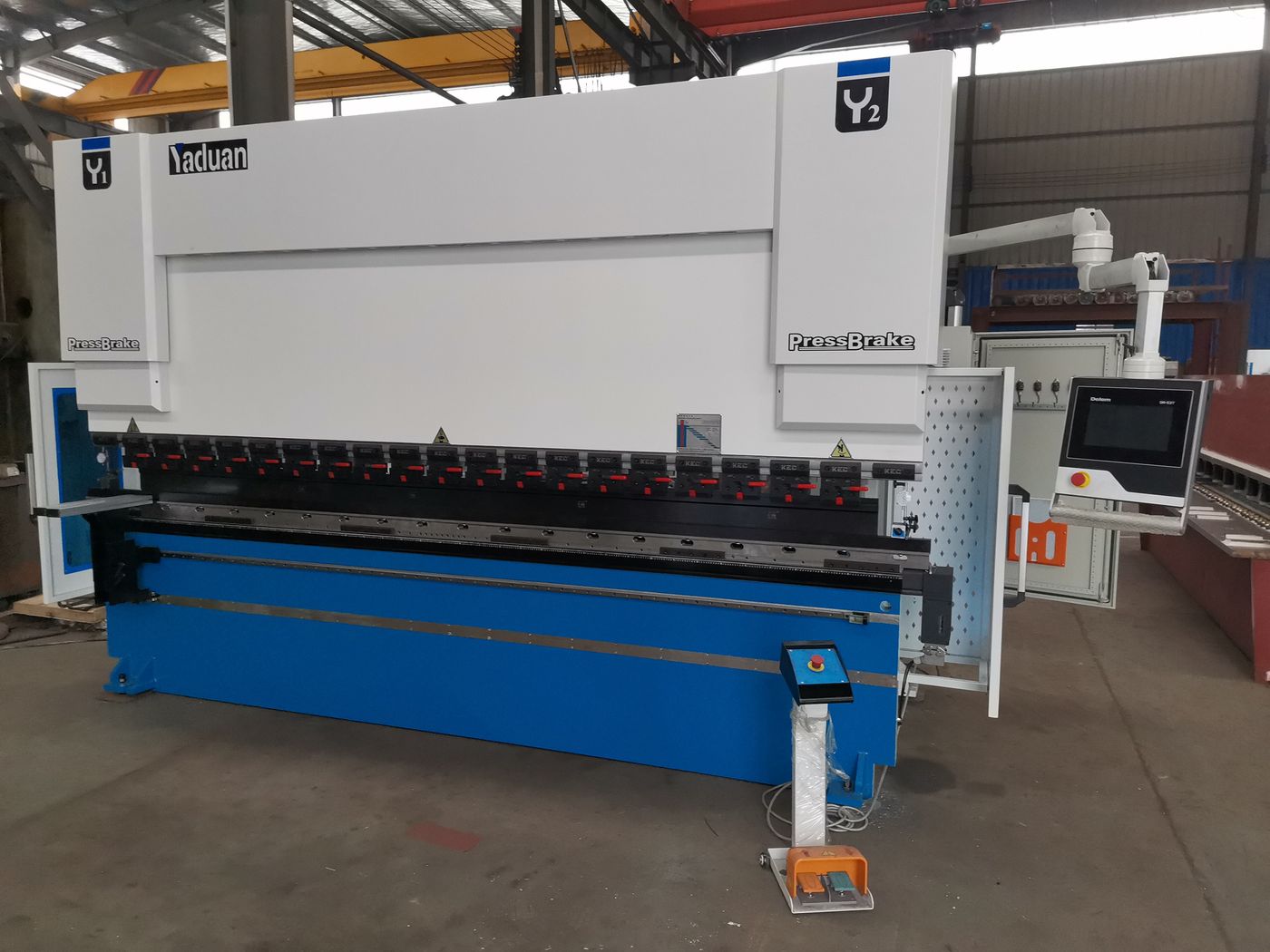CNC press brake with foot pedal and pendant control