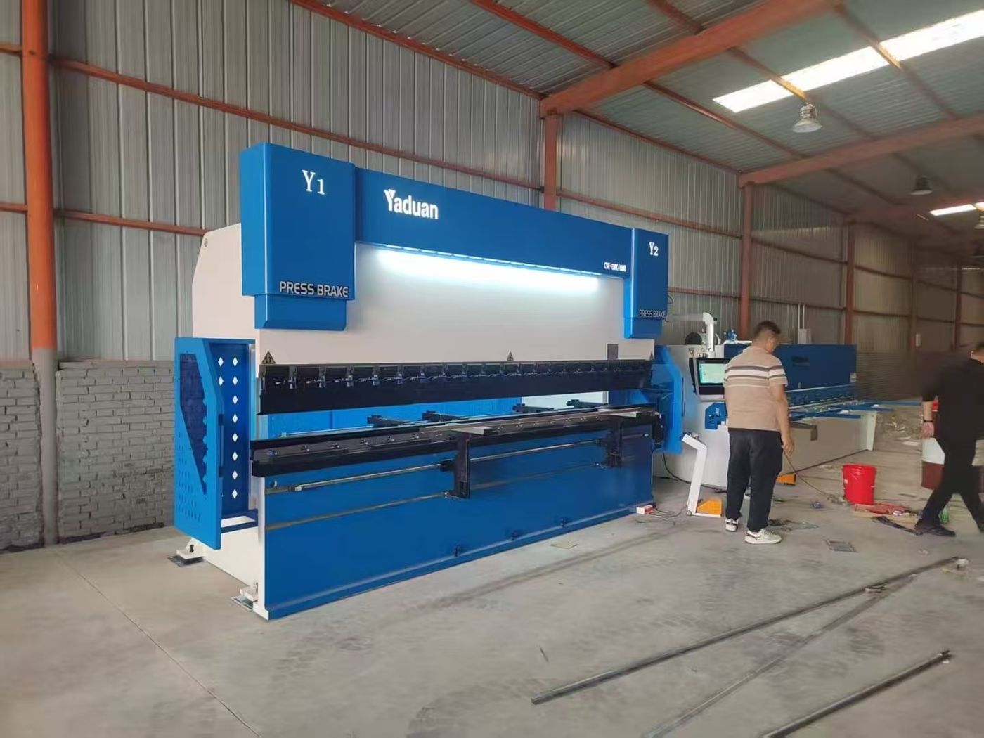 110T 4000mm Yaduan electric-hydraulic press brake during on-site commissioning at the customer factory